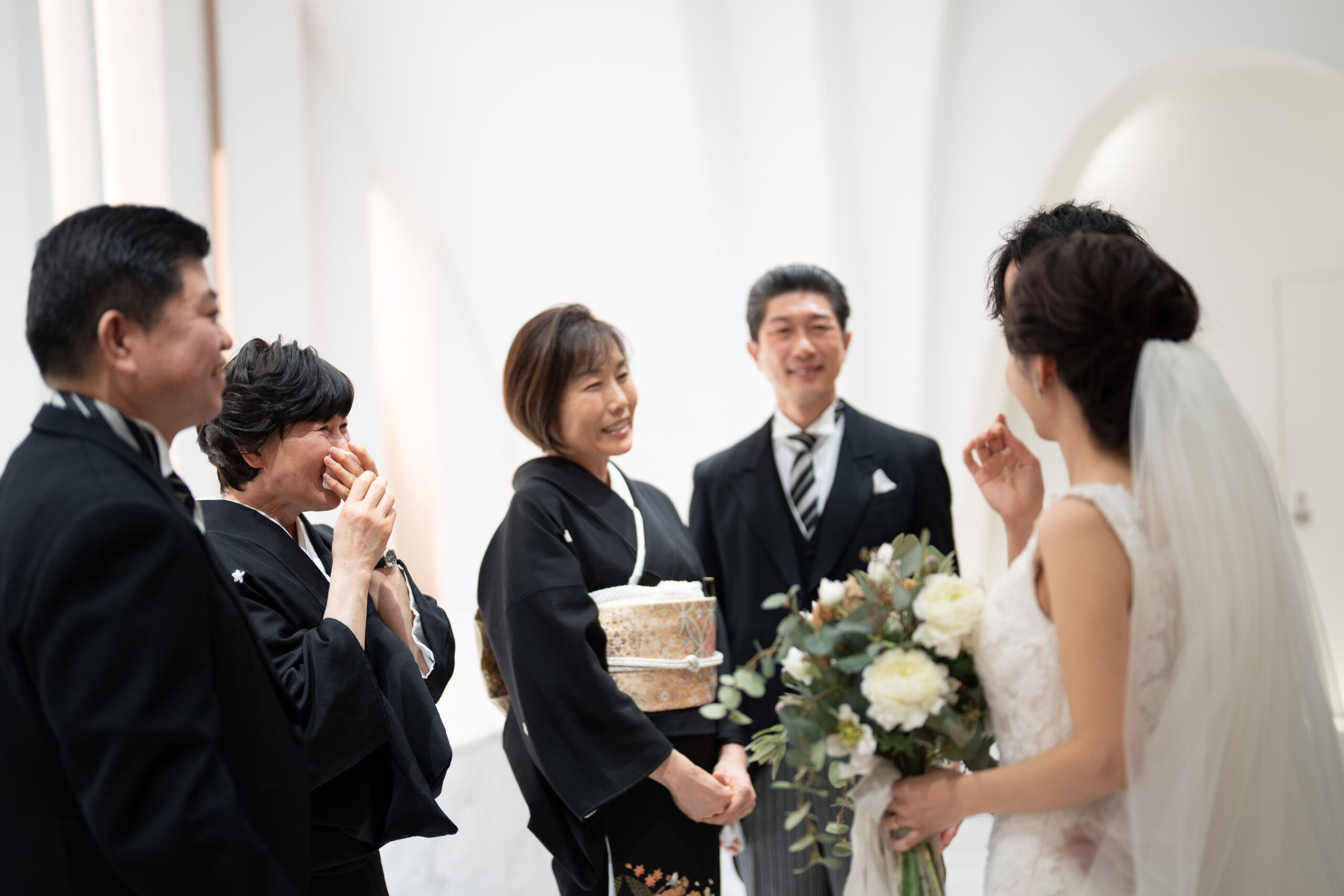 両家の家族を談笑する新郎新婦