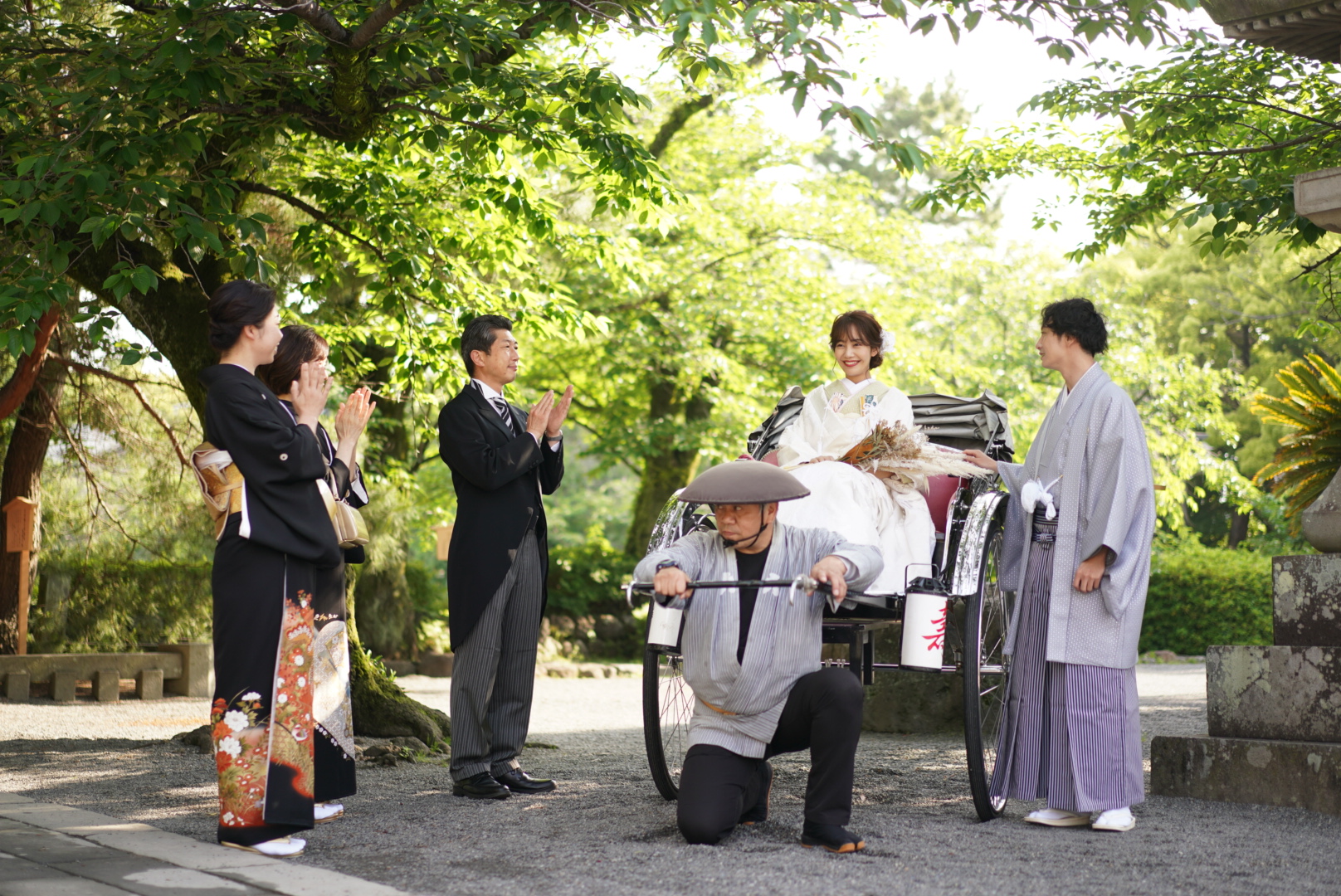 家族とフォトウェディングをする新郎新婦